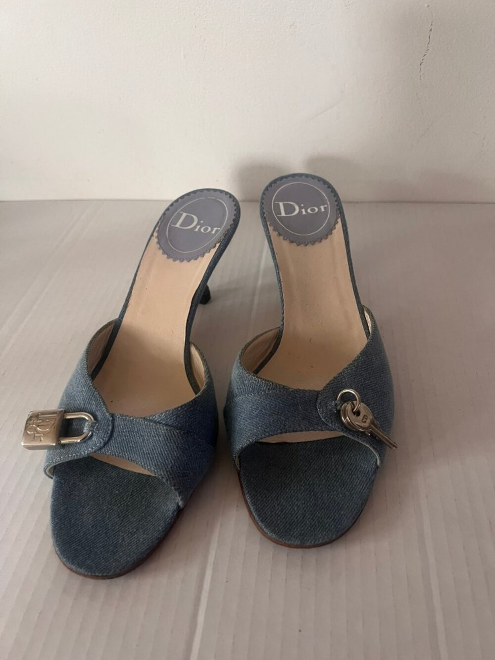 Y2K CHRISTIAN DIOR GALLIANO PADLOCK & KEY KITTEN DENIM HEELS SZ 39 / 8.5 MULES